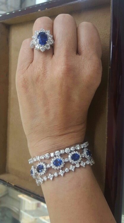 Blue sapphires and diamonds bracelet