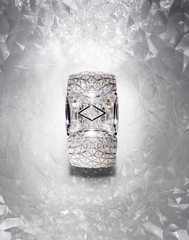 Bracelet Romanov en platine pavage diamants, diamants taille shield, diamants ta...