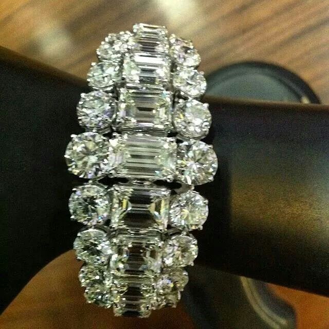 I just swooned over this fantabulous diamond bracelet from @kamyenjewellery 4 ct...