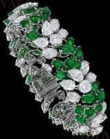 VAN CLEEF & ARPELS Diamond and Emerald Cluster Bracelet...