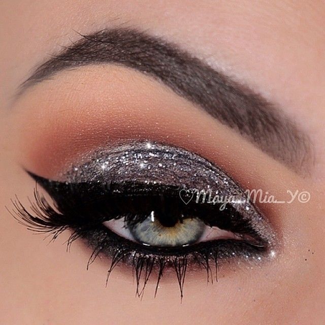 ✨Today's Look✨ Using the Lavish Palette by @anastasiabeverlyhills and Glitte...