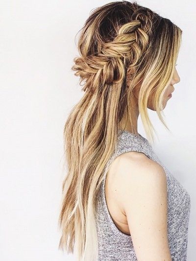 Messy fishtail half crown. Half up half down hairdo. Event beauty look.