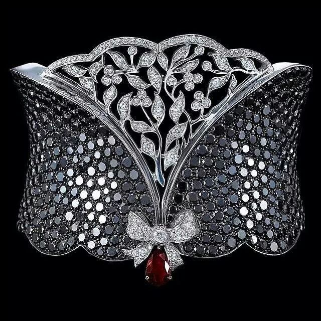 A cufftastic piece by Gilan #jewelleryaddict #cuffbracelet #jewelleryporn…