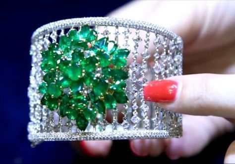 Kamyen @kamyenjewellery! In whatever language you pronounce the emerald, it soun...