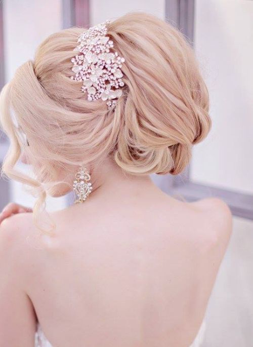 Featured Hairstyle: Websalon Wedding - Anna Komarova; www.websalon.su; Glamorous...