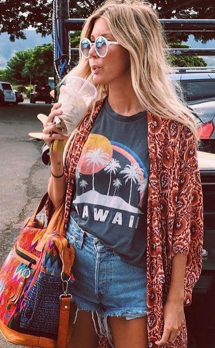 Cute vintage Hawaiian t-shirt. I love this boho fashion style!...