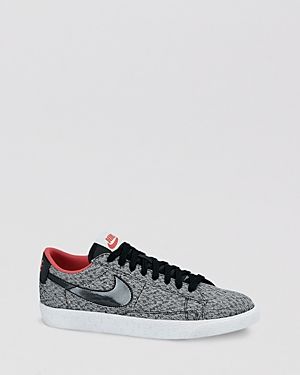 Nike Flat Lace Up Low Top Sneakers