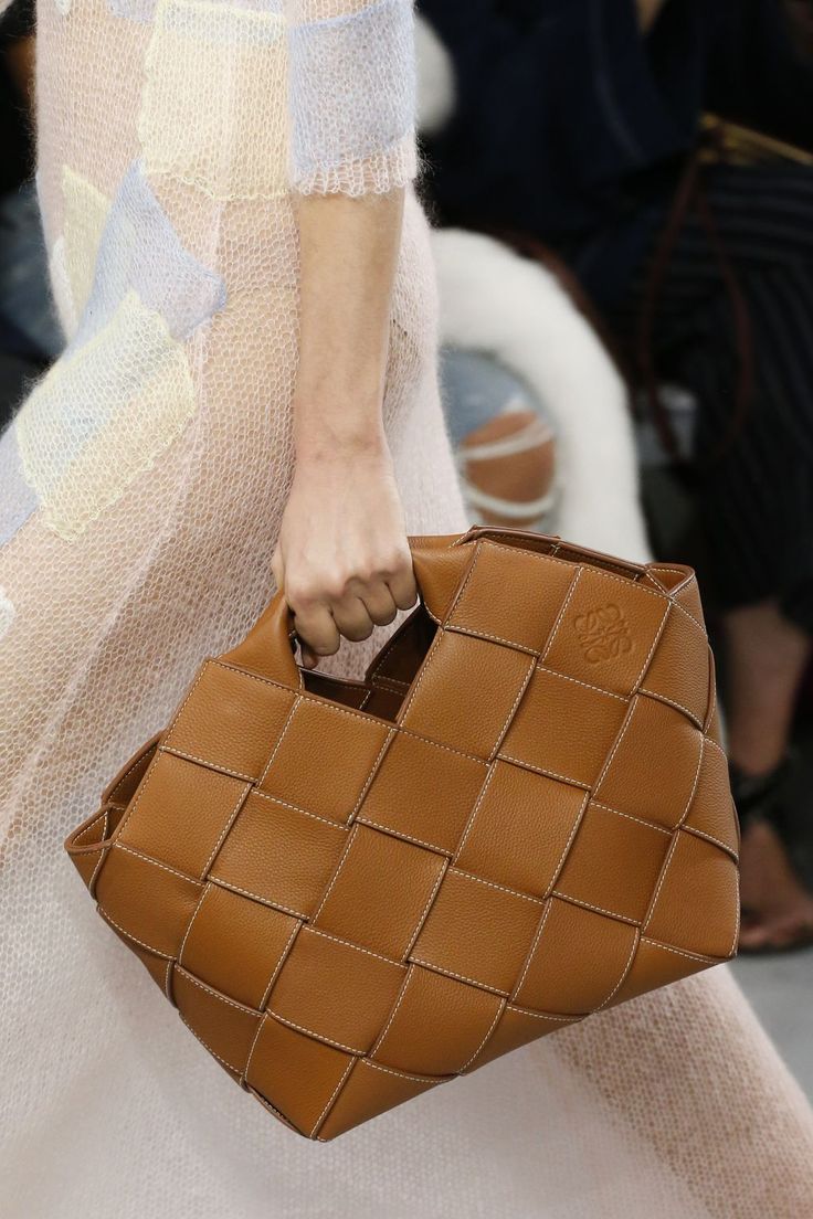 1507339013_womens handbags bags loewe spring 2018 ready to wear fashion details