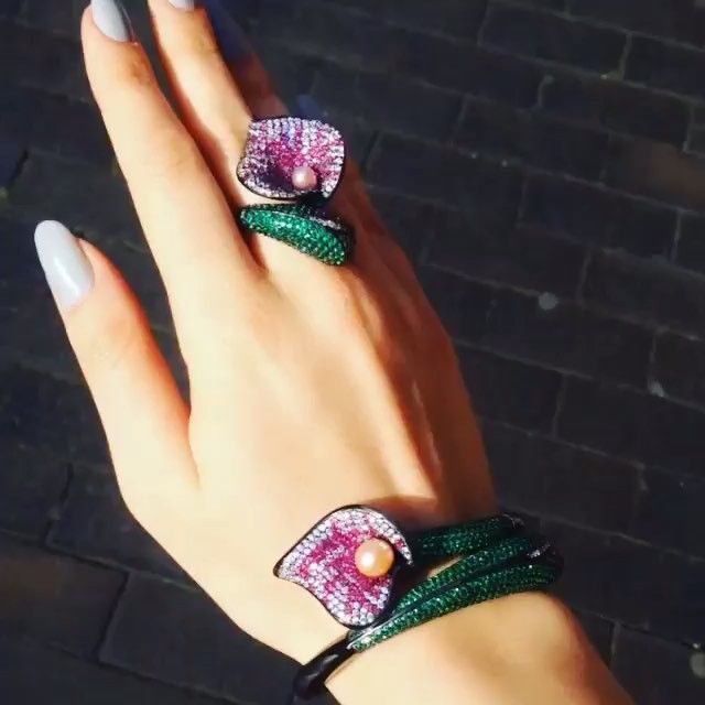 BOLA | 3 Jewelry on Instagram: “GORGE!! 💞💚💞 Ring and Bracelet from @feiliufinejewellery #feiliufinejewellery #highjewelry #luxuryjewelry #finejewelry #bola3jewelry”