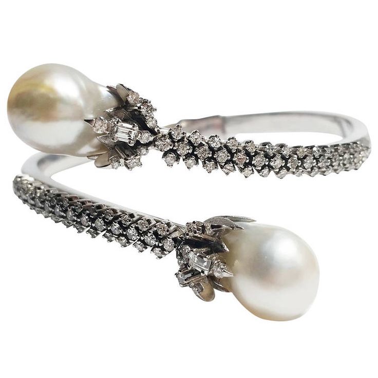 White gold Toi et Moi bracelet, with two baroque cultured pearls and diamonds in...