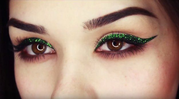 17. Glitter Liner | 17 Great Eyeliner Hack for Makeup Junkies | Makeup Tutorial...