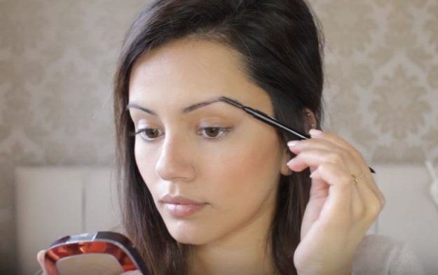 Step 7: Fill In Those Brows | Cool College Back To School Makeup Tutorial You Mu...