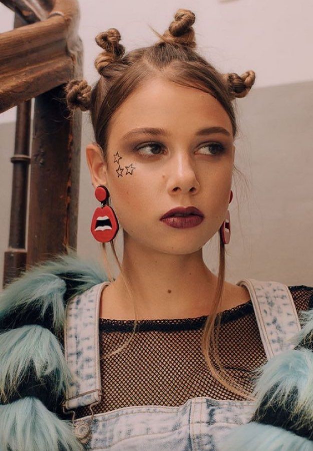 Welcome To The Space Buns | Grunge Makeup Is Making A Comeback! Try These Update...