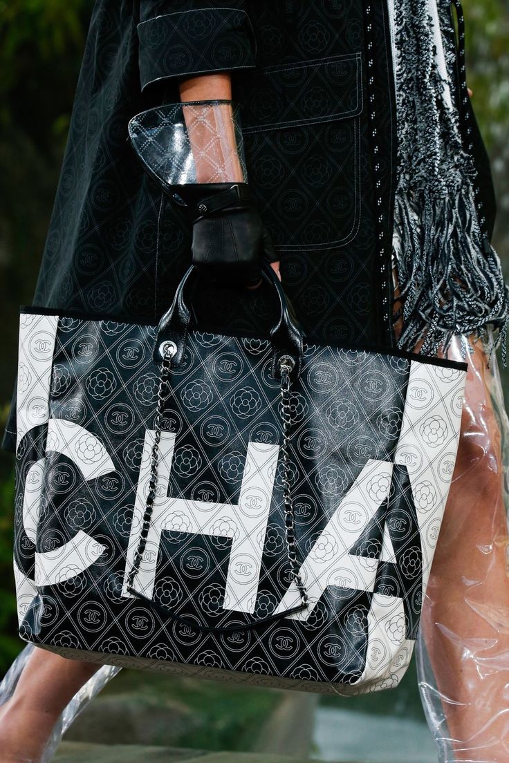 Chanel Spring 2018 Ready-to-wear Fashion Details...