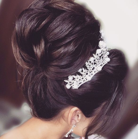 Featured Hairstyle: Elstile; www.elstile.ru; Wedding hairstyle idea.