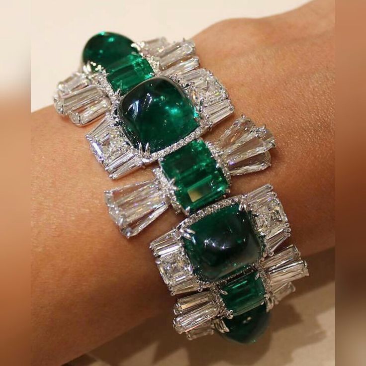 Am in #emeraldecstasy with this Stunning Emerald Bracelet from Moussaieff Jewell...
