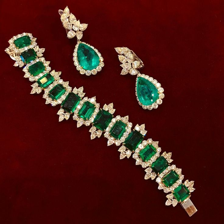 Important Emerald & Diamond Bracelet and Ear Pendants. Importante Collana di Sme...