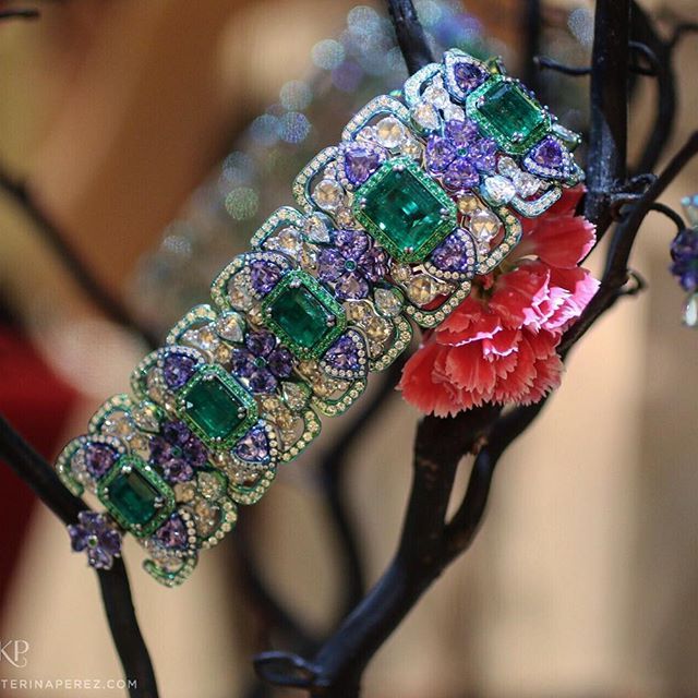 I cannot help admiring exquisite craftsmanship of this Chopard Chopard bracelet ...