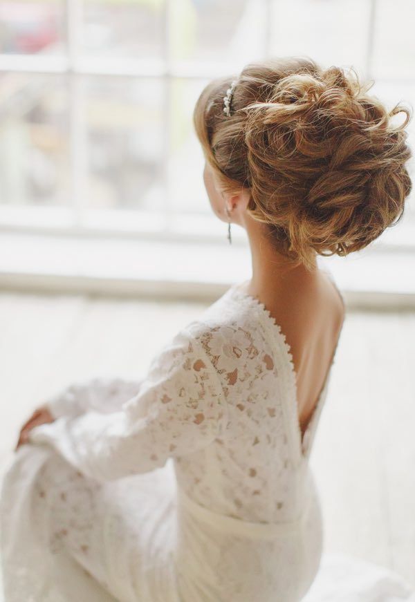 photo: Warm Photo; Wedding Hairstyle: Elstile