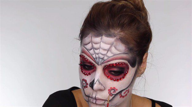 Flower Details On The Cheeks | Easy Day of the Dead Makeup Tutorial Perfect For ...