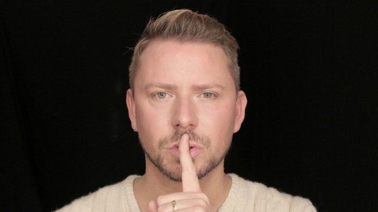How to get rid of large pores with makeup? Wayne Goss knows how! Check out the r...