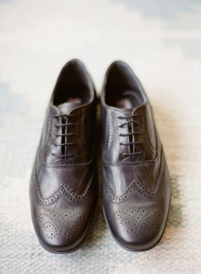 Can't go wrong with classic black oxfords.   Photography: Adrian Michael - adria...