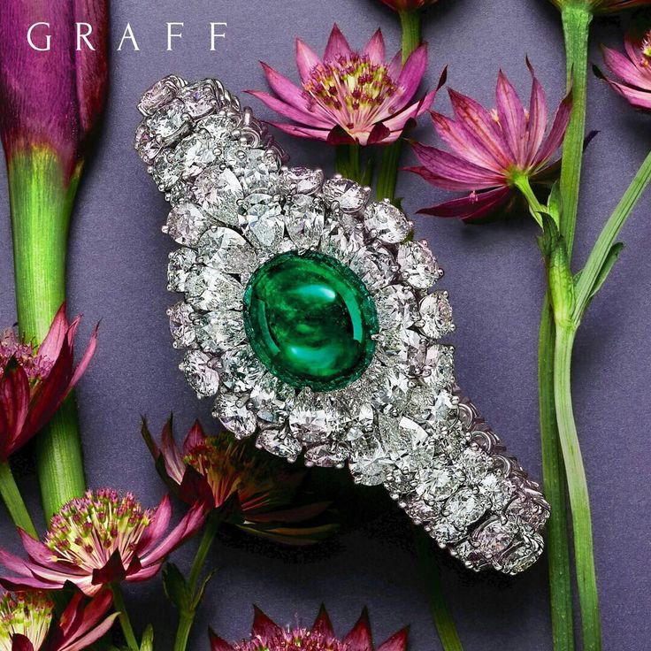A verdant vision: introducing our mesmerising bracelet set with a magnificent 22...