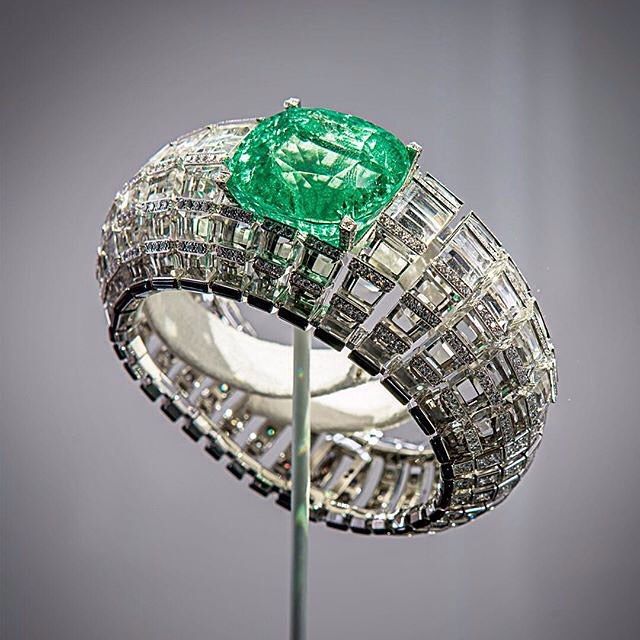 #Greenisthecolor with this exquisite high jewelry bracelet #EtourdissantCartier ...