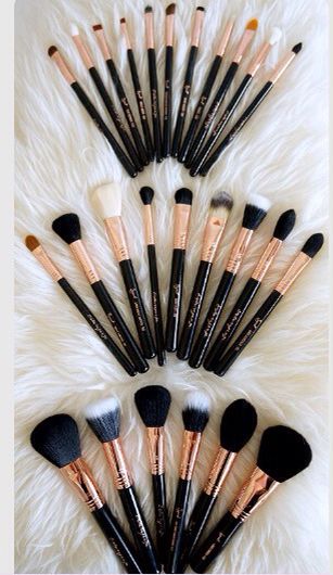 Big brushes small brushes and medium sizes brushes all for your face!!!