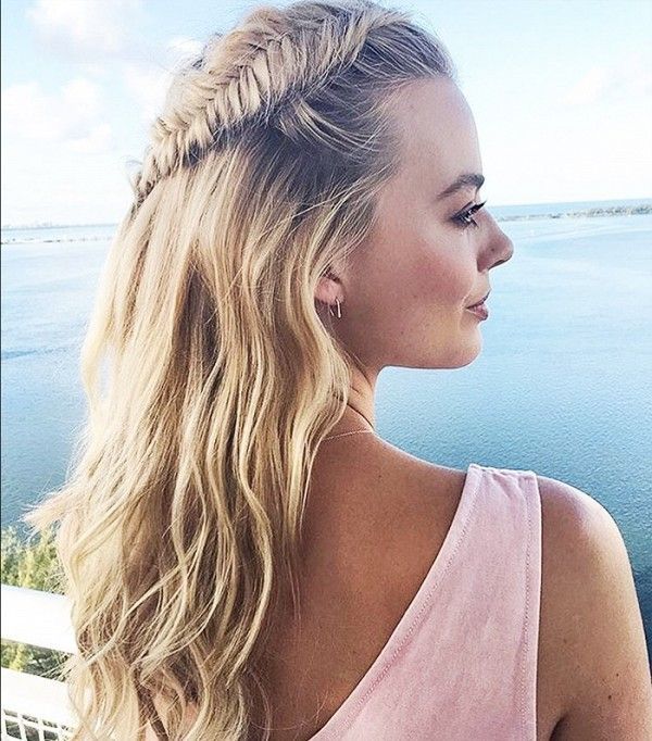 Margot Robbie shows off the perfect fishtail