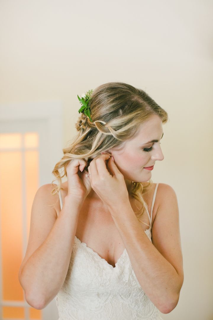 Featured Photographer: onelove photography; Wedding hairstyles ideas.