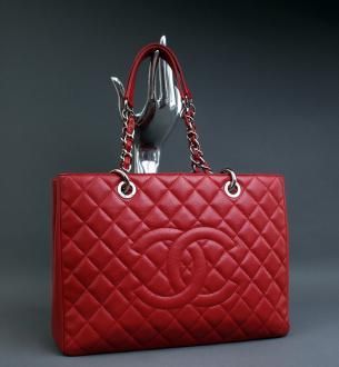#Chanel #handbag #bags available at Luxury & Vintage Madrid, the leading #fashio...
