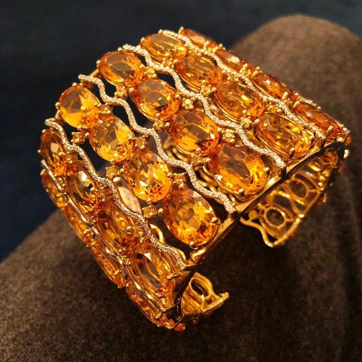 @gioielleria_martini. Orange topaz bangle set in yellow gold and diamonds 