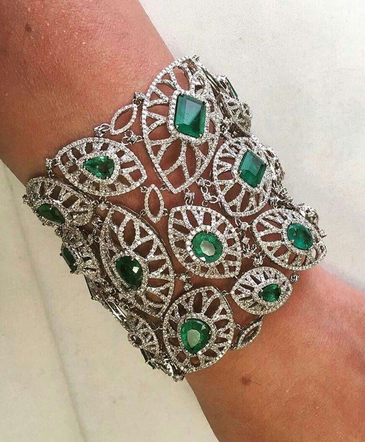 A rather lovely #colombianemerald and #diamond #cuff by New York #bespoke #jewel...