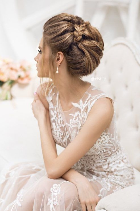 Featured Wedding Hairstyle: Elstile; www.elstile.ru