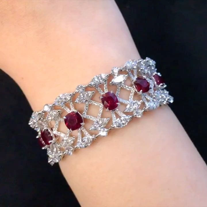 Dehres. New 'Amelia' bracelet - totaling 32 carats of Cushion Shape Burm...