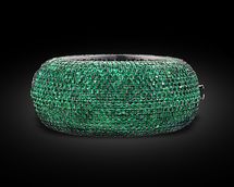 A field of dazzling emerald green envelops this sophisticated and bold bangle br...