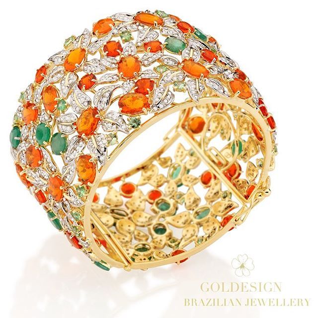 Bracelet details!! #inlove #jewellery #stones #bracelets #orangebracelet #goldes...