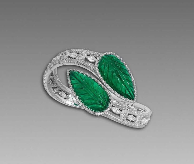 David Morris' use of African emeralds is showcased beautifully in this flexi...