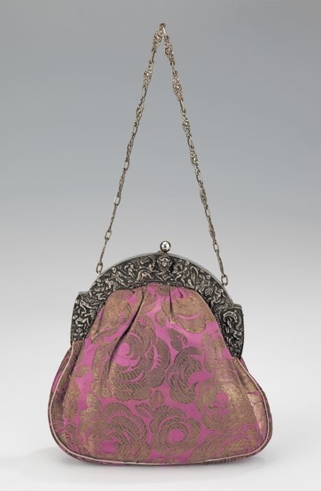 1920s evening purse via The Costume Institute of The Metropolitan Museum of Art