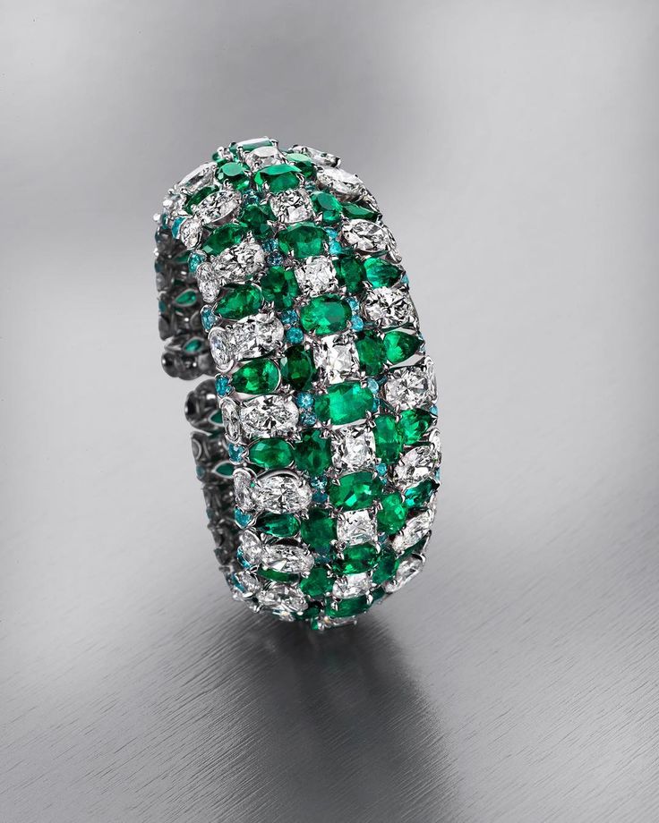Amazing cuff bracelet with Colombian émeraudes diamonds and paraiba tourmalines...
