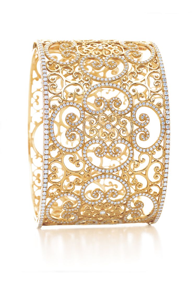 Paloma’s Venezia Goldoni cuff in 18k gold with diamonds.