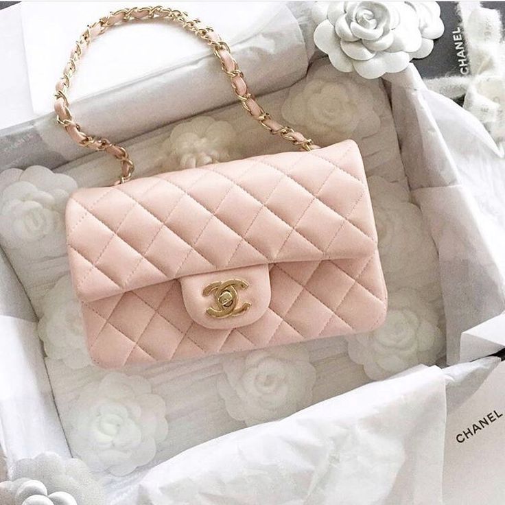 Blush pink Chanel flap bag  |  pinterest: Blanca Z.