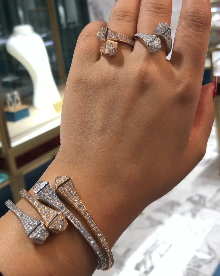 Unique ways to wear jewelry 😉 #marli #dubai #mydubai #diamonds #jewelry