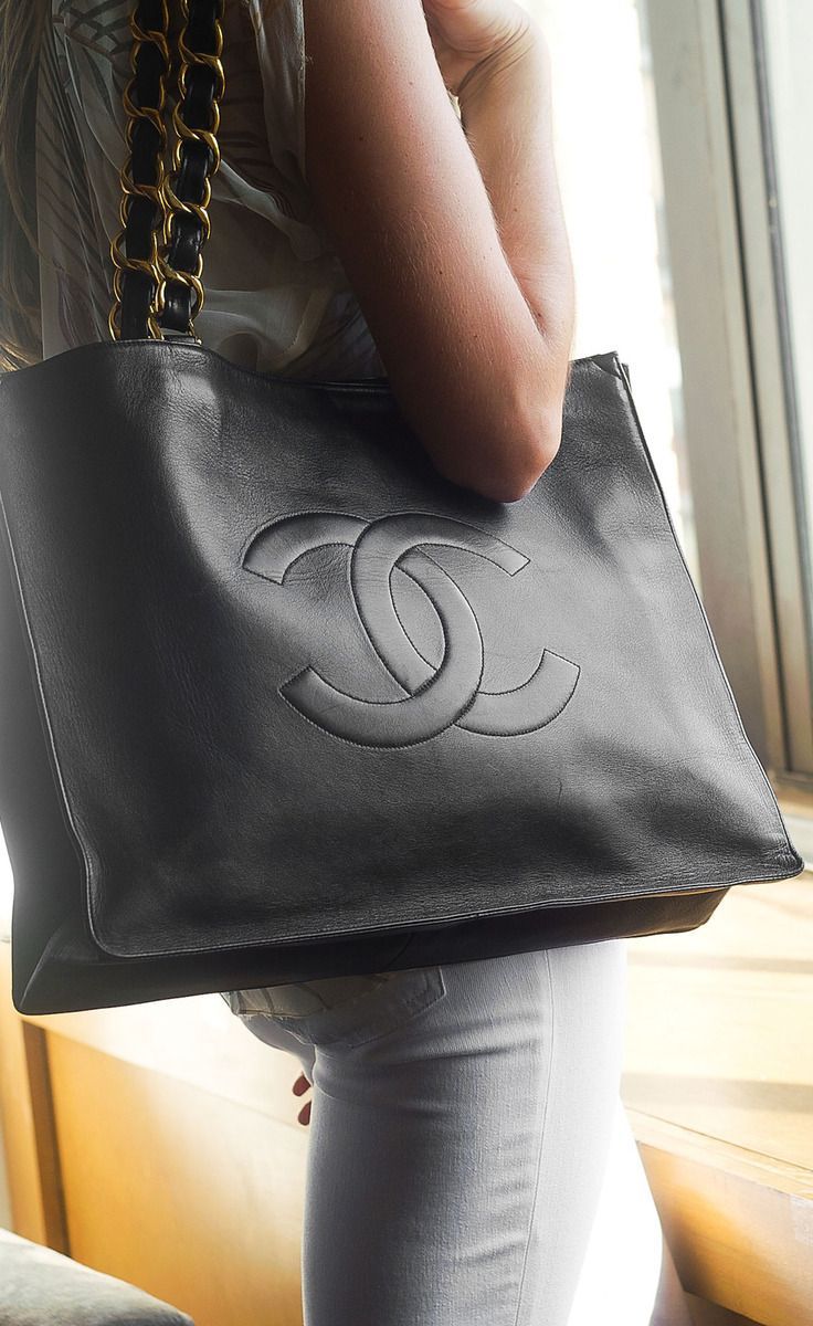Chanel Black Leather Tote | VAUNTE