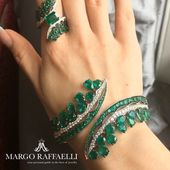 You know how crazily I love emeralds. Here is a new dose of green treasures for ...