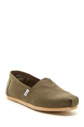You can never go wrong with classic TOMS in the summer. | Earthwise Classic Slip...