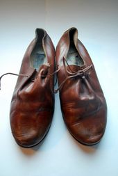 Minimalistically simple oxfords .vintage leather avant gard lace up shoes .8M and made in Italy